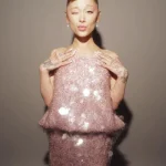 Ariana Grande draagt Balenciaga Couture.