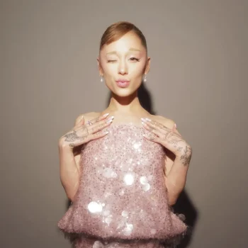 ariana-grande-schittert-in-de-allereerste-balenciaga-couture-jurk-van-pierpaolo-piccioli-372858