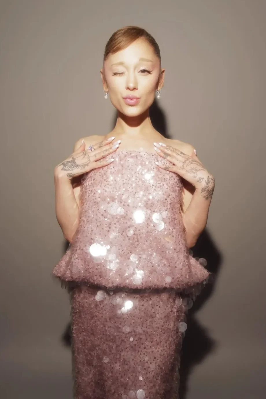 ariana-grande-schittert-in-de-allereerste-balenciaga-couture-jurk-van-pierpaolo-piccioli-372858