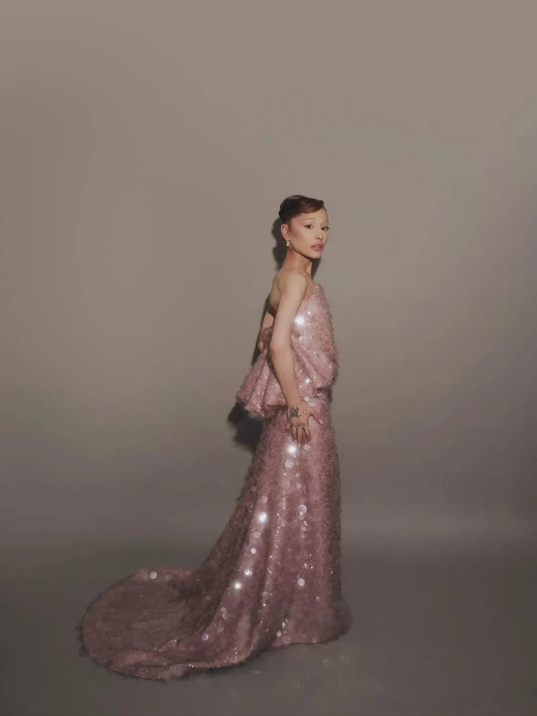 Ariana Grande draagt de eerste Balenciaga couturelook van Pierpaolo Piccioli.