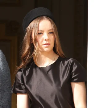 de-kleindochter-van-grace-kelly-laat-zien-hoe-je-een-pillbox-hoed-draagt-373583