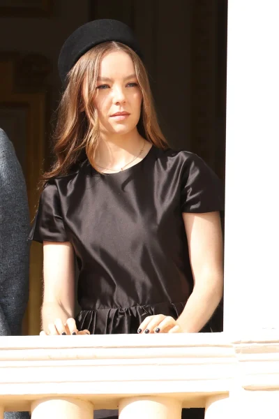 de-kleindochter-van-grace-kelly-laat-zien-hoe-je-een-pillbox-hoed-draagt-373583