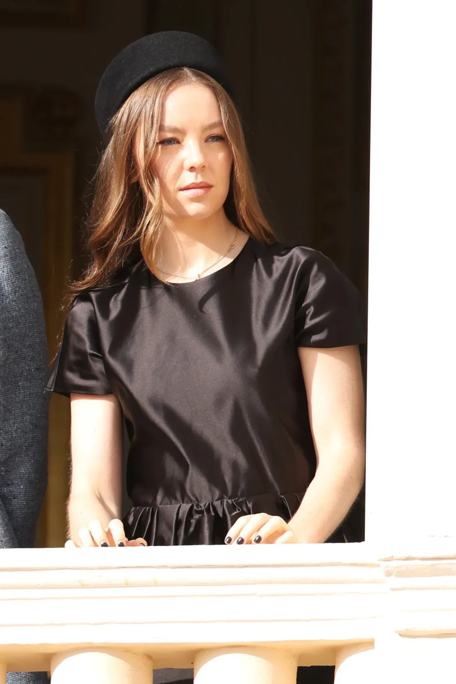 de-kleindochter-van-grace-kelly-laat-zien-hoe-je-een-pillbox-hoed-draagt-373583