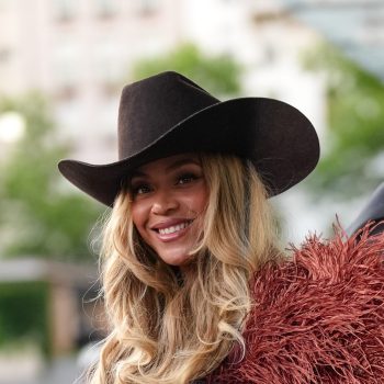 beyonce-draagt-haar-little-black-dress-achterstevoren-op-de-verjaardag-van-kris-jenner-372267