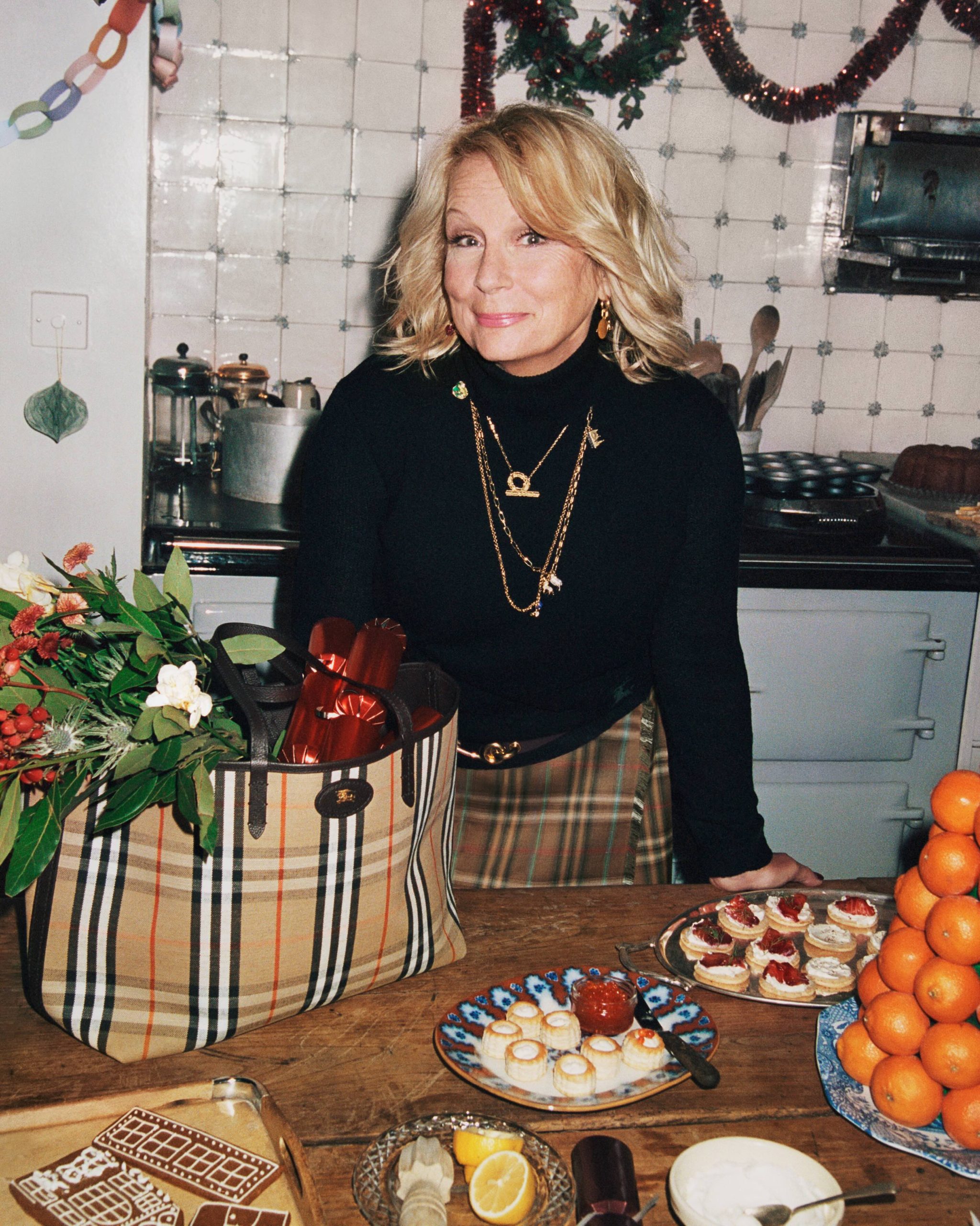Burberry campagne kerst 2025 Jennifer Saunders 
