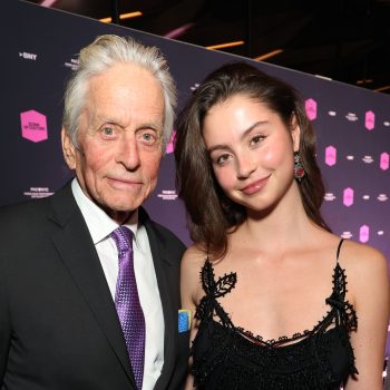 de-dochter-van-catherine-zeta-jones-leent-een-twintig-jaar-oude-jurk-uit-haar-moeders-kast-371325