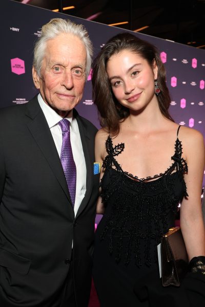 de-dochter-van-catherine-zeta-jones-leent-een-twintig-jaar-oude-jurk-uit-haar-moeders-kast-371325