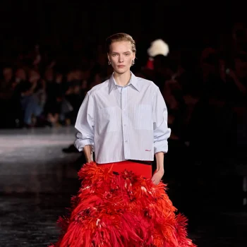 afgekeken-van-de-catwalk-zo-combineer-je-een-overhemd-met-een-rok-372733