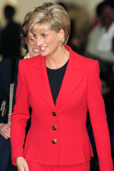 dit-klassieke-jasje-van-prinses-diana-maakt-een-stijlvolle-comeback-371186