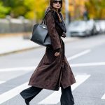 Emily Ratajkowski spotted in DeMellier New York duurzame tassenmerken Black Friday