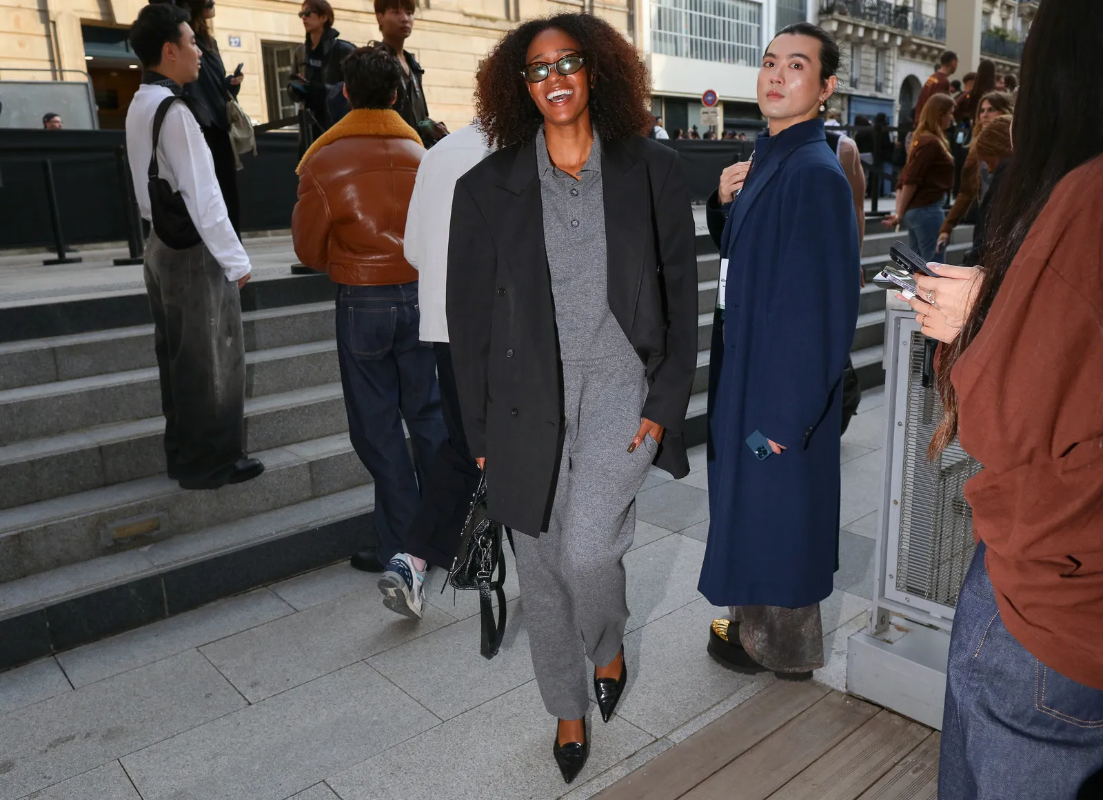 Grijze outfit combineren en stylingtips op straat