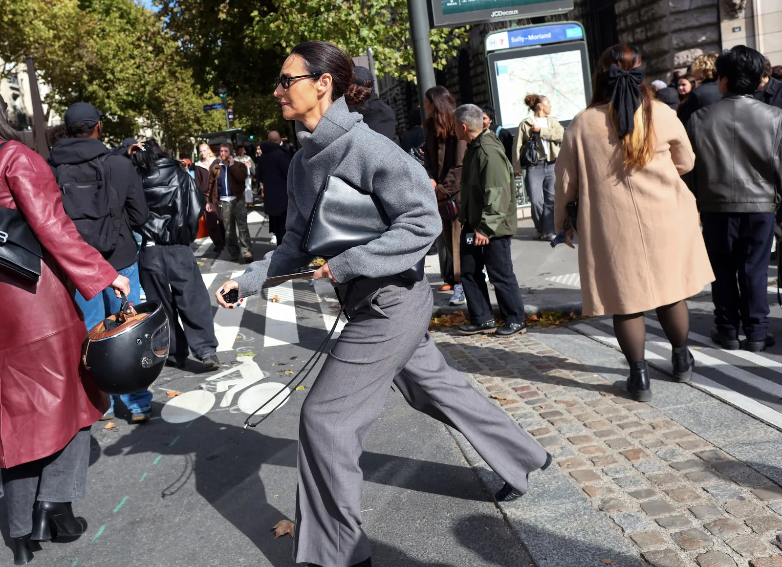 Grijze outfit combineren en stylingtips op straat