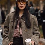 Paris streetstyle foto van modeweek gast met koffie
