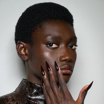 13-kleuren-die-perfect-zijn-voor-een-winterse-manicure-373534