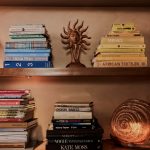 Boekenkast vol kunstboeken