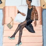 Een model slaapt op een bed in de Resort 2026-campagne van Valentino
