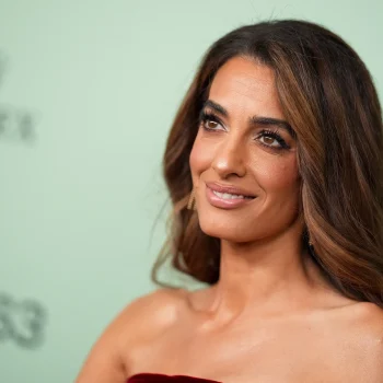 amal-clooney-kent-de-kracht-van-een-prachtig-op-maat-gemaakte-broek-373124