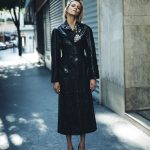Anja Rubik in een zwarte jas met crocprint