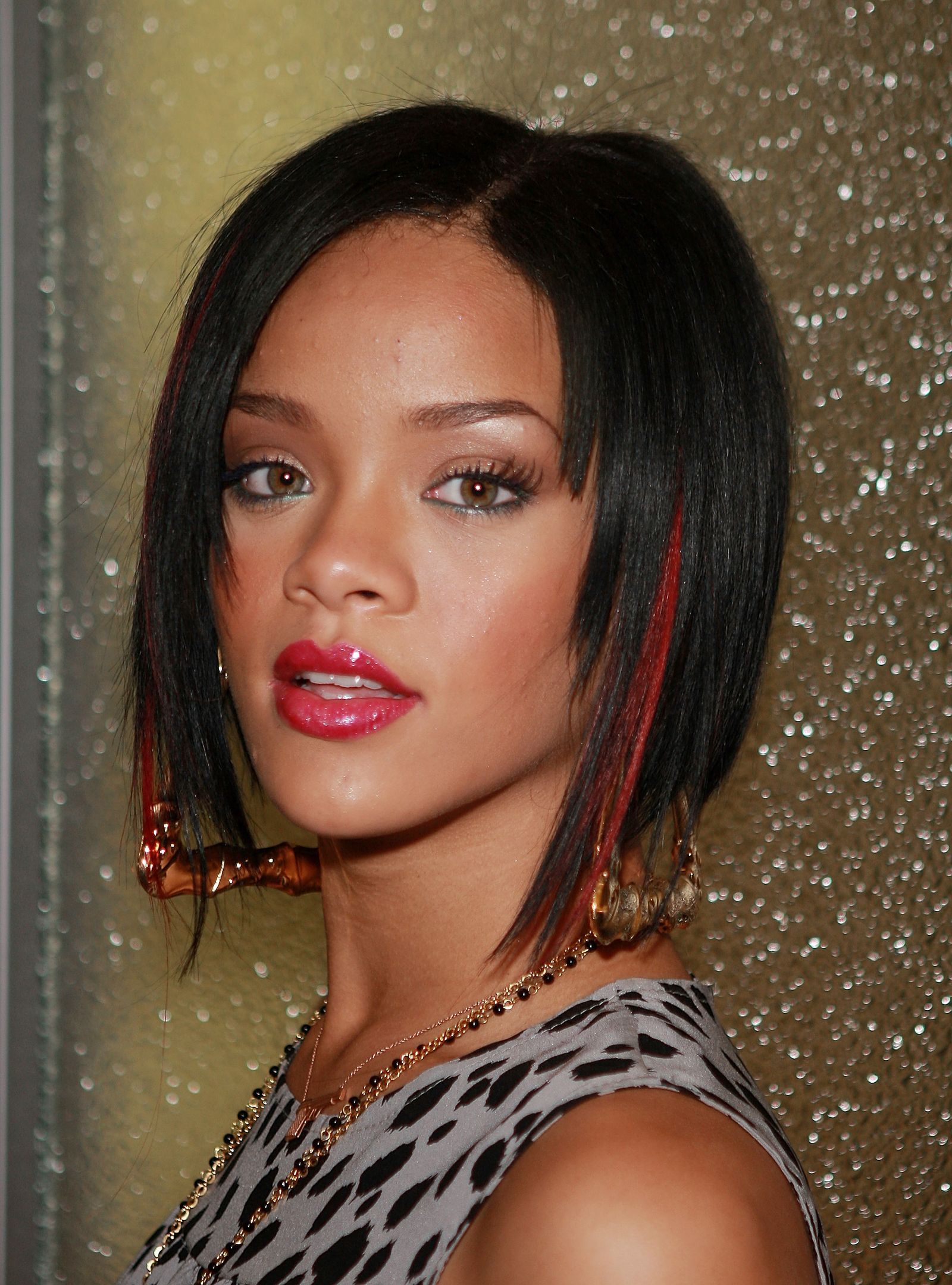 Rihanna met een asymmetrische bob, een van de beste kapsels voor dun haar