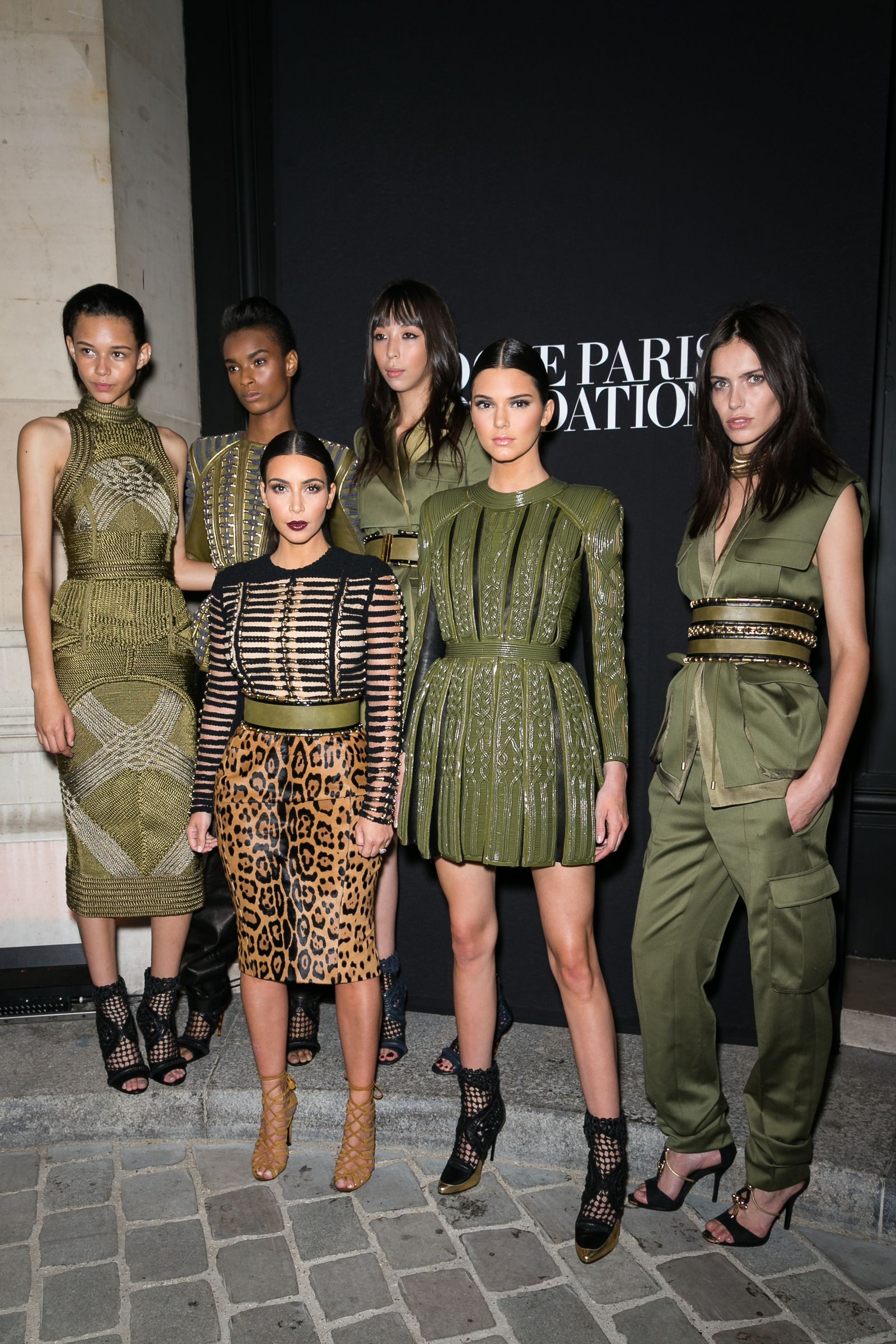 Modellen Binx Walton, Ysaunny Brito, Issa Lish, Amanda Wellsh, Kendall Jenner en haar zus Kim Kardashian als onderdeel van het ‘Balmain Army’ tijdens Paris Fashion Week in 2014.