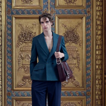 hoe-dit-klassieke-dior-jasje-de-mannenmode-stilletjes-aan-het-veroveren-is-374443