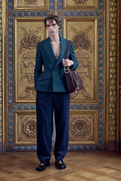 hoe-dit-klassieke-dior-jasje-de-mannenmode-stilletjes-aan-het-veroveren-is-374443