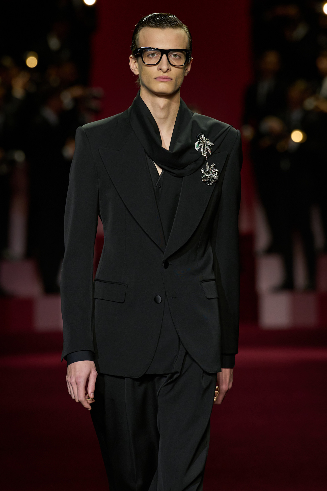 Stylingtips broche bij Dolce & Gabbana