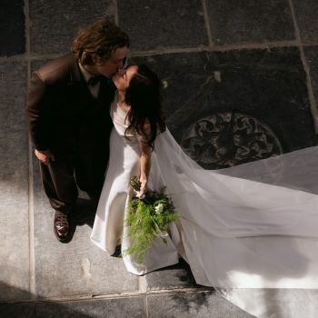 his-and-hers-dit-koppel-droeg-custom-martan-tijdens-hun-bruiloft-in-amsterdam-371715