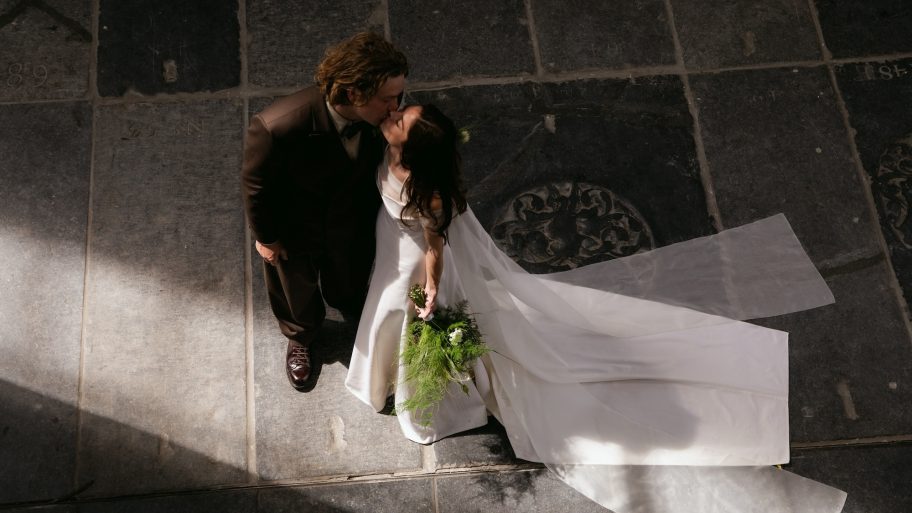 his-and-hers-dit-koppel-droeg-custom-martan-tijdens-hun-bruiloft-in-amsterdam-371715