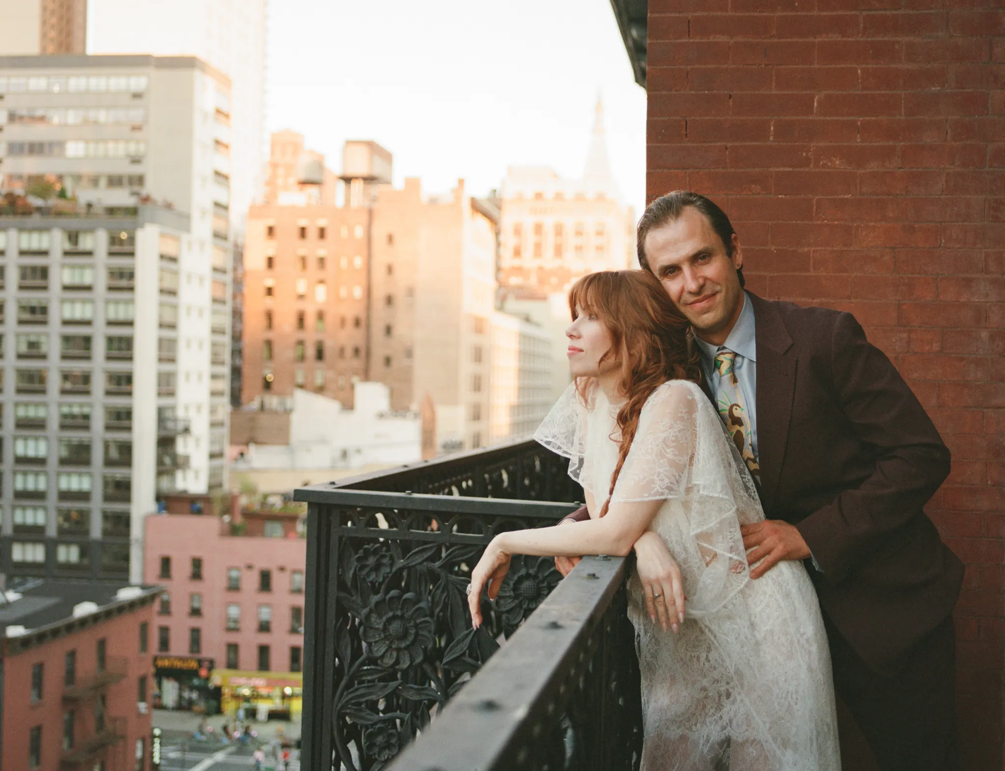 Carly Rae Jepsen met partner op balkon