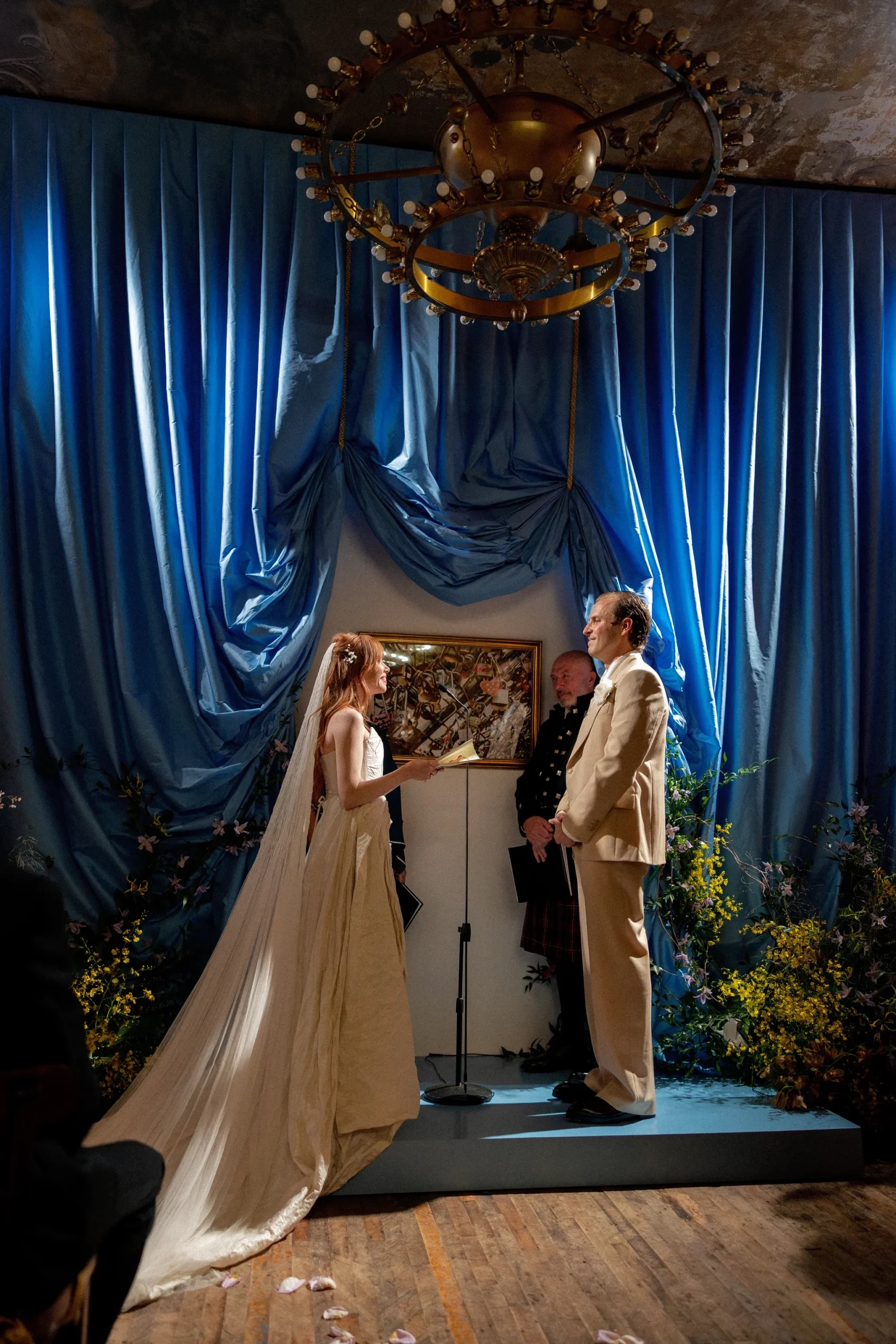 Carly Rae Jepsen voor het altaar