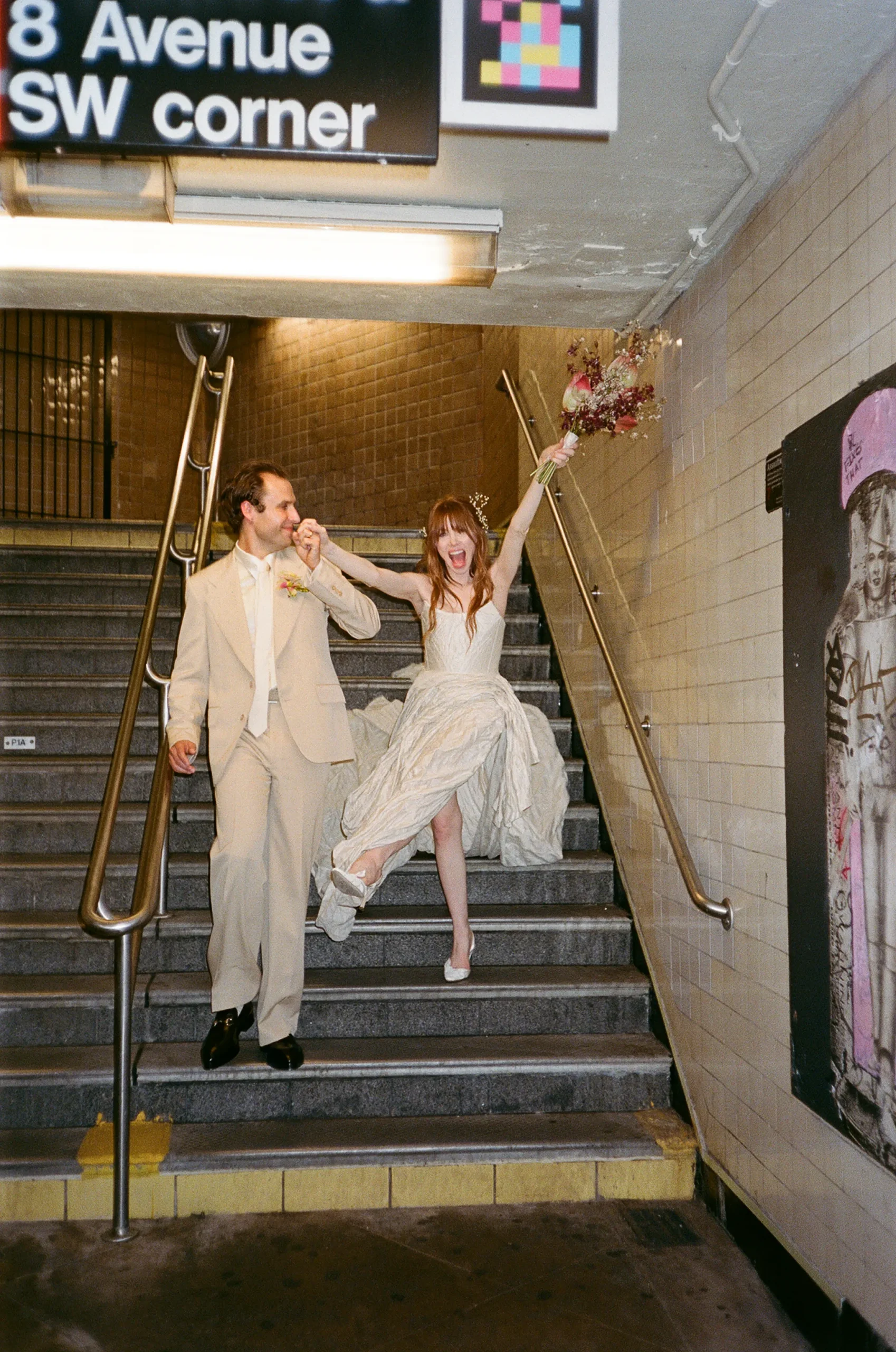 Carly Rae Jepsen in metro met man