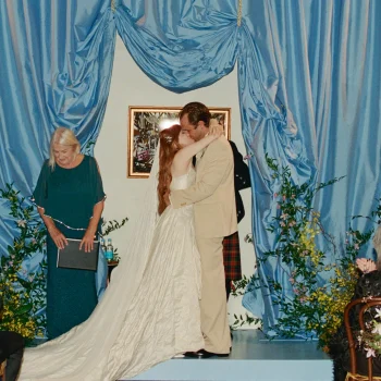 zo-zag-de-bruiloft-van-carly-rae-jepsen-in-het-iconische-chelsea-hotel-in-new-york-eruit-371347