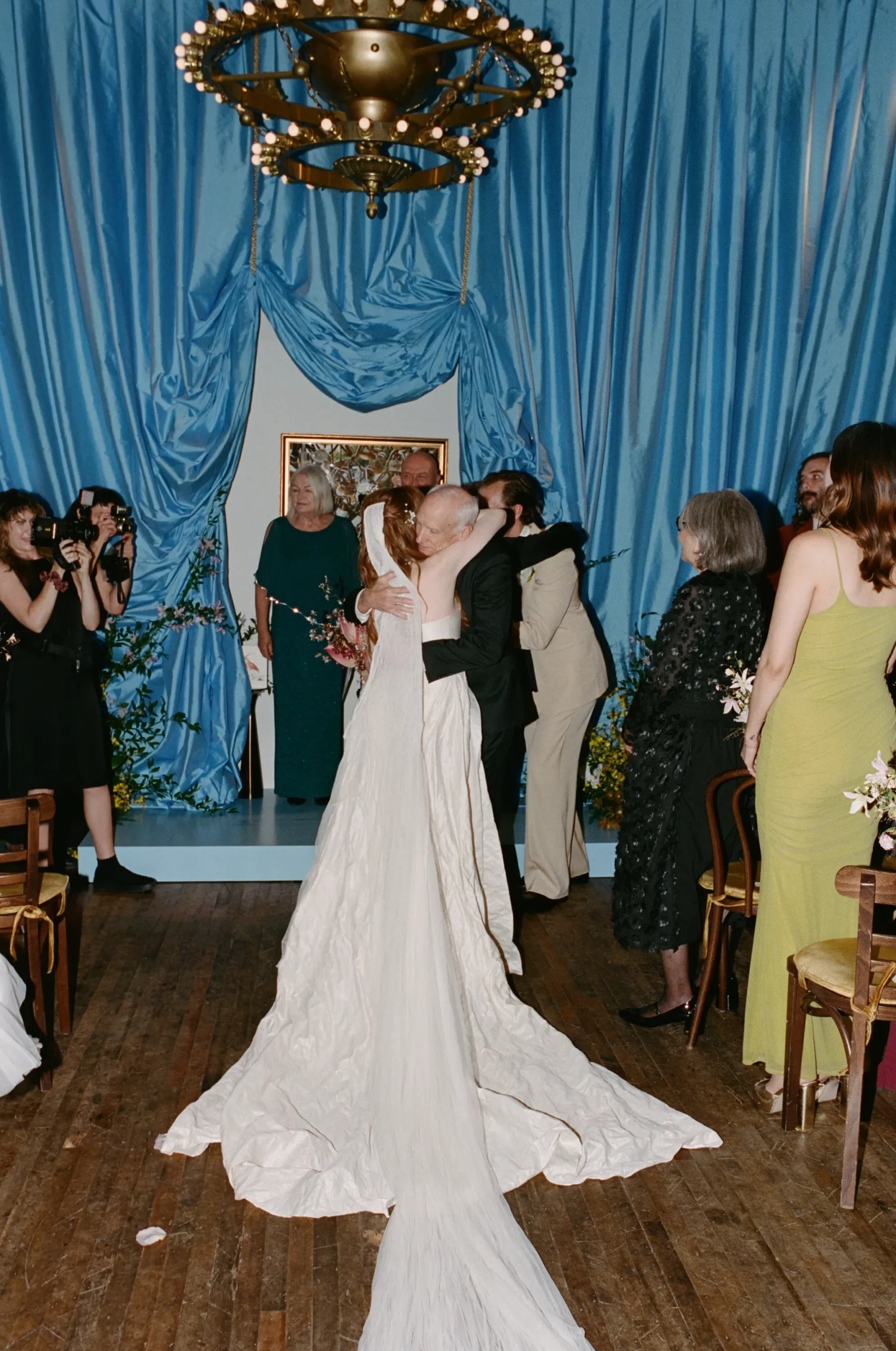 Carly Rae Jepsen en partner tijdens bruiloft