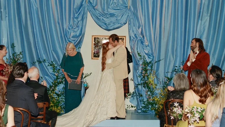 zo-zag-de-bruiloft-van-carly-rae-jepsen-in-het-iconische-chelsea-hotel-in-new-york-eruit-371347