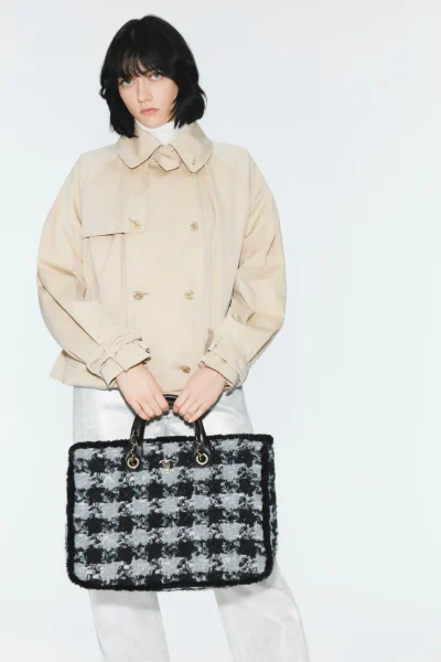 dit-is-de-enige-viral-chanel-jas-die-wel-nat-mag-worden-373036