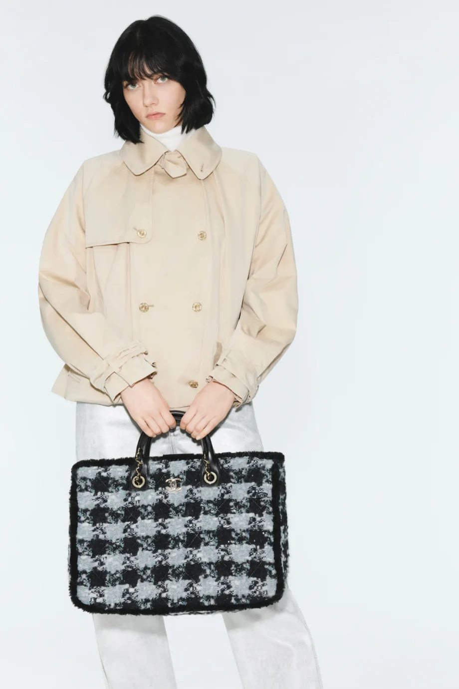 dit-is-de-enige-viral-chanel-jas-die-wel-nat-mag-worden-373036