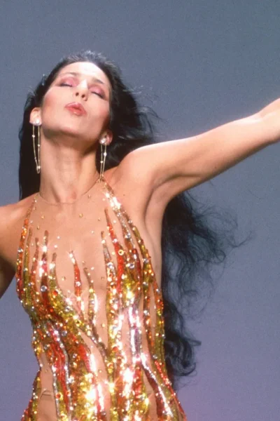 23-iconische-partylooks-van-cher-ter-inspiratie-voor-de-feestdagen-373393