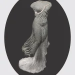 Collage: Jurk ‘Delphos’, Fortuny (Italiaans), Adèle Henriette Elisabeth Nigrin Fortuny en Mariano Fortuny y Madrazo, jaren 1920. Schenking van Frances J. Kiernan, 2005 (2005.328); Terracotta beeldje van Nike, de personificatie van de overwinning, eind 5e eeuw v.Chr. Rogers Fund, 1907 (07.286.23). Kunstwerk van Julie Wolfe.