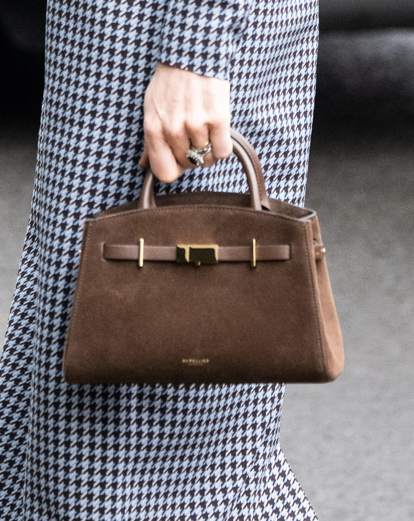 Demellier suede tas gedragen door kate middleton