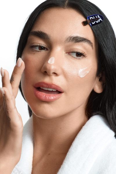 na-hailey-bieber-rihanna-en-kylie-jenner-begint-ook-dua-lipa-een-eigen-skincarelijn-371504