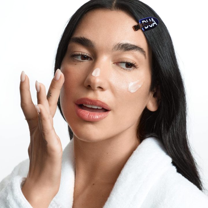 na-hailey-bieber-rihanna-en-kylie-jenner-begint-ook-dua-lipa-een-eigen-skincarelijn-371504