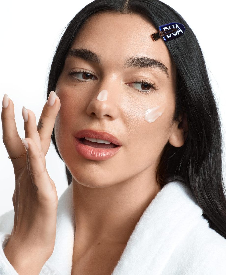 na-hailey-bieber-rihanna-en-kylie-jenner-begint-ook-dua-lipa-een-eigen-skincarelijn-371504
