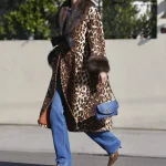 Elsa Hosk draagt een luipaardjas en jeans