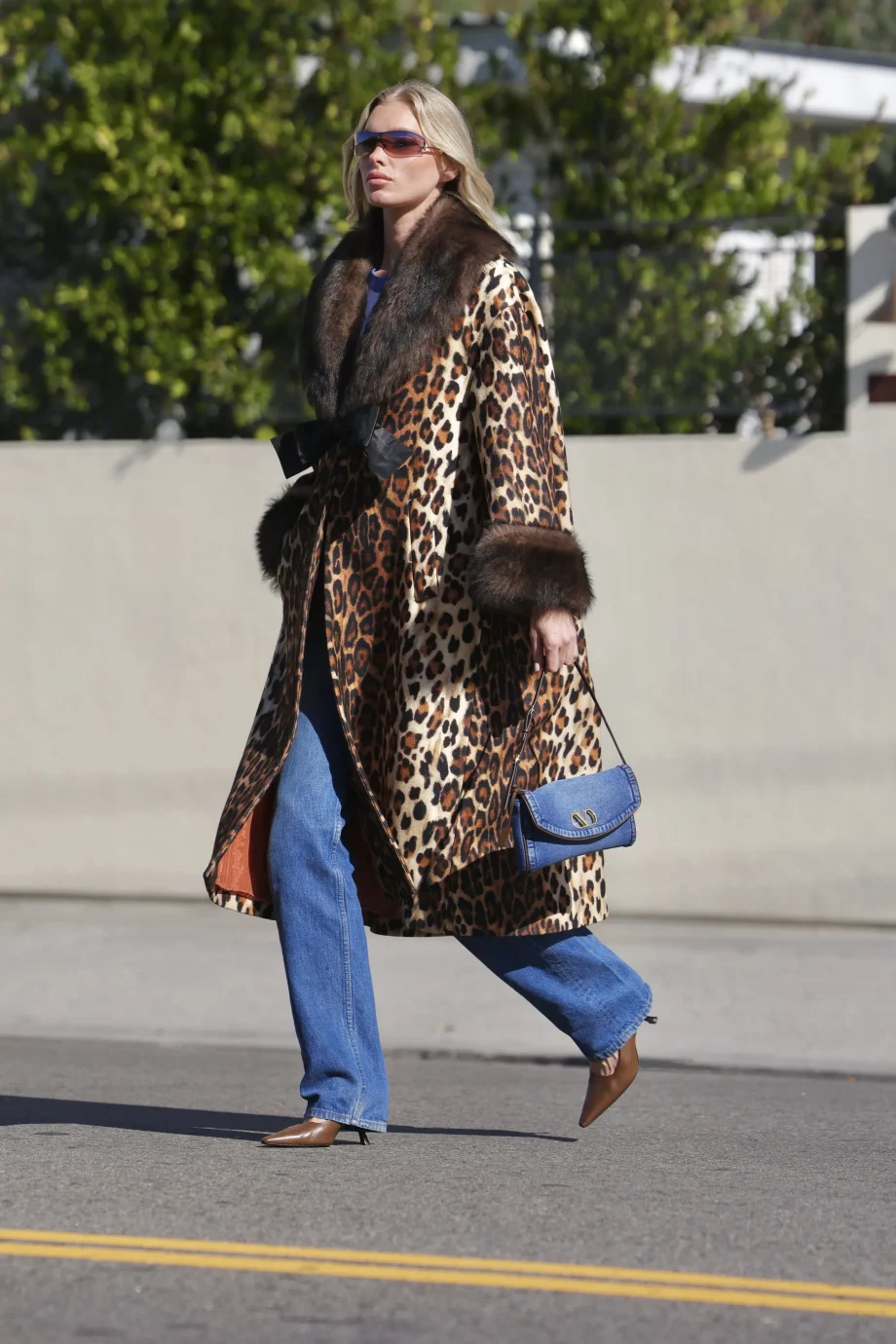 luipaardjas-en-jeans-is-de-onverwacht-chique-wintercombinatie-waar-iedereen-voor-valt-373835