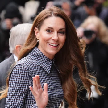 deze-geliefde-suede-tas-bungelt-nu-ook-aan-kate-middletons-arm-374621