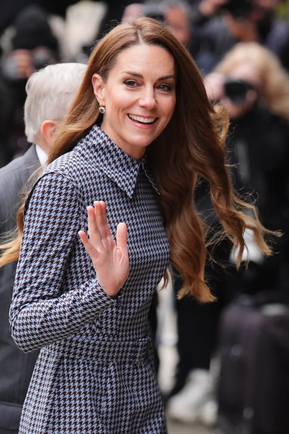 deze-geliefde-suede-tas-bungelt-nu-ook-aan-kate-middletons-arm-374621