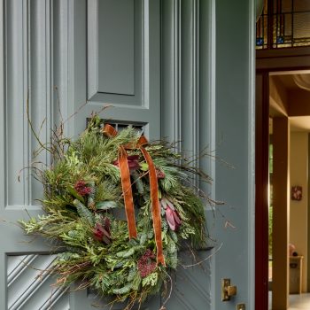 deze-10-kerstkransen-zorgen-dit-seizoen-voor-een-feestelijk-entree-374038