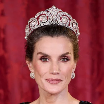 koningin-letizia-draagt-een-van-de-spectaculairste-juwelen-uit-de-koninklijke-collectie-374409
