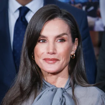 koningin-letizia-brengt-de-leren-midirok-terug-als-de-winterklassieker-373897